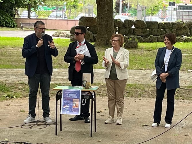 Il Presidente del Consiglio Provinciale di Frosinone Quadrini, all’incontro “Raccontami, Nonna” con l’autrice Maria Altomare Rubino a Sora 1 PHOTO 2025 05 20 14 52 16
