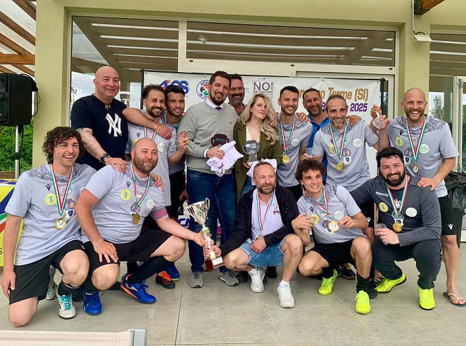 A Chianciano Terme si è svolta la decima edizione del torneo nazionale di calcio a 5 per infermieriNightingoal 2025, quando gli infermieri scendono in campo Presente anche OPI Siena, tra patrocinio e premiazioni 1 opi siena squadra campione 1